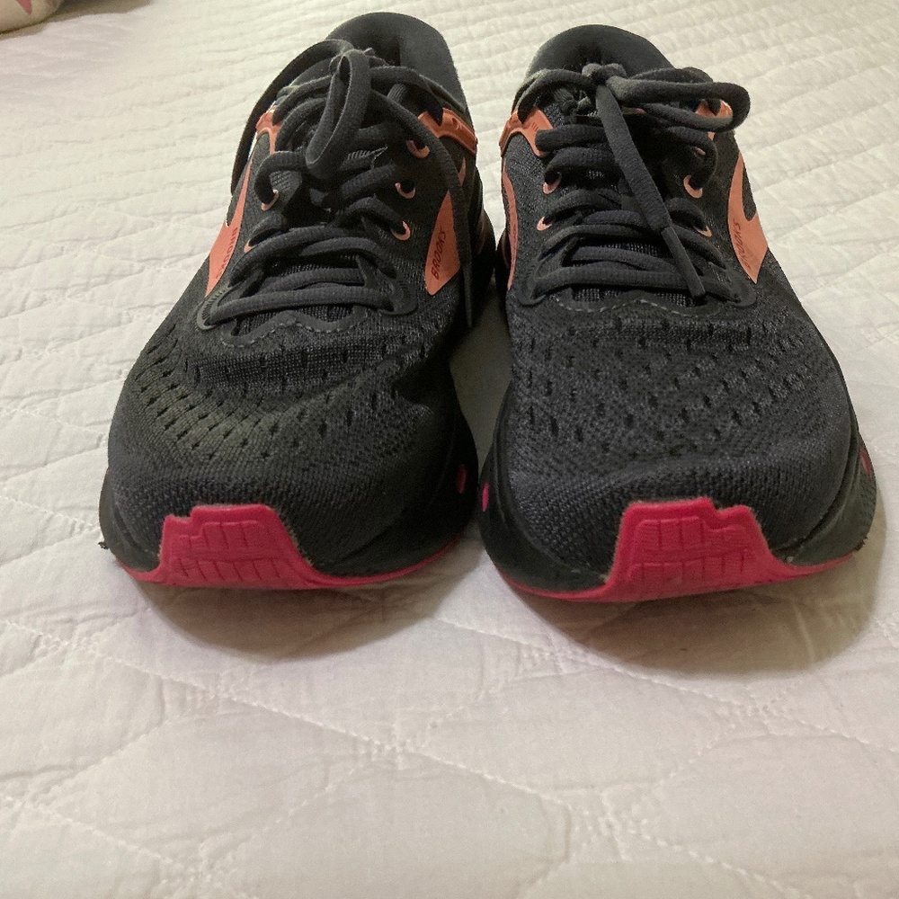 Brooks women’s Ghost Max size 7 dark gray/peach